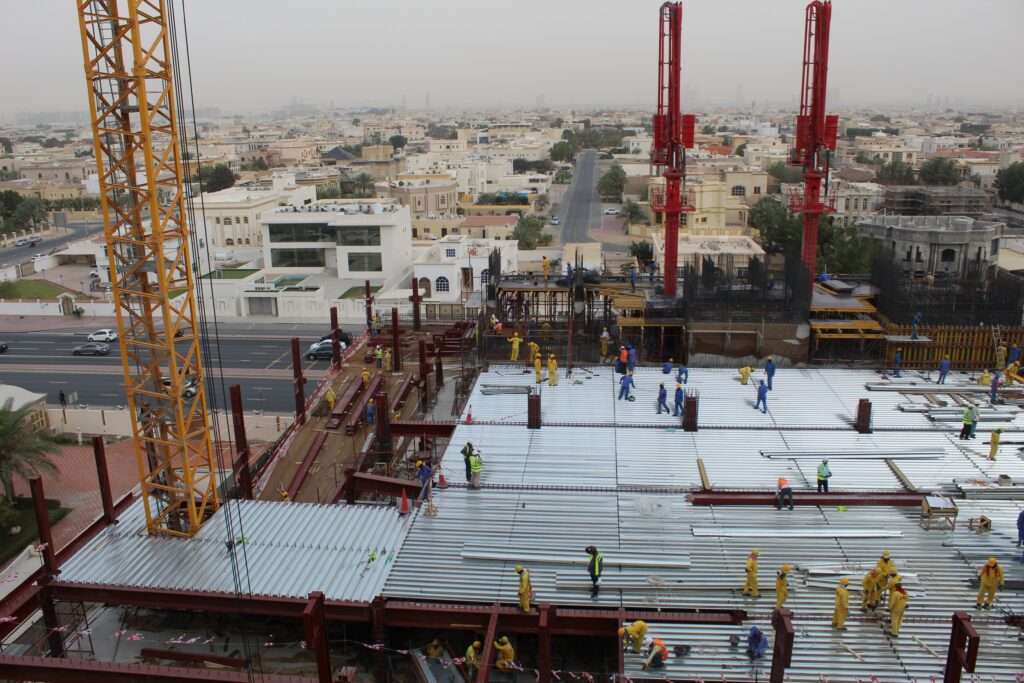 Illustrative overhead reaches COP 1.8 billion at 15 months